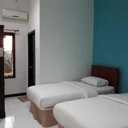 Reddoorz At Hotel Rumberpon Соронг Экстерьер фото