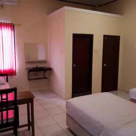 Reddoorz At Hotel Rumberpon Соронг Экстерьер фото
