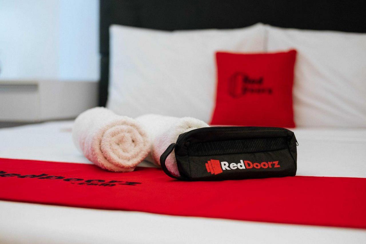 Reddoorz At Hotel Rumberpon Соронг Экстерьер фото