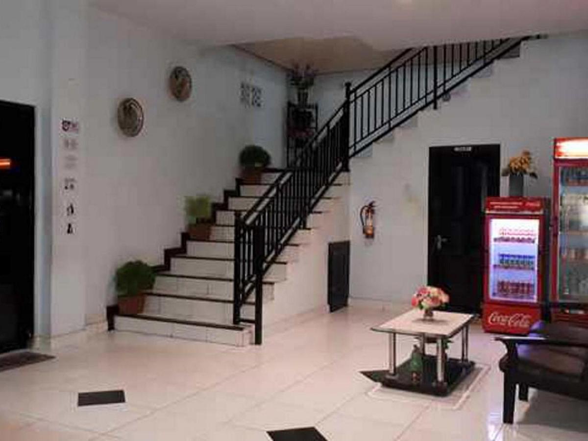 Reddoorz At Hotel Rumberpon Соронг Экстерьер фото